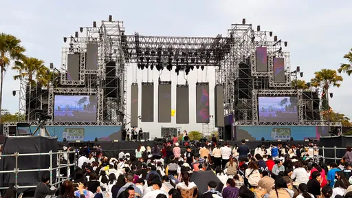 衝啦!高雄跨年現場已湧數千人 攤販長到得騎車一分鐘