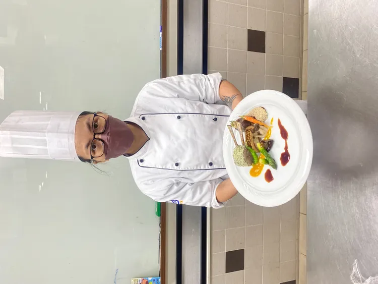 東南科技大學餐旅二甲劉品秀同學獲得主菜展示項目金牌。校方提供