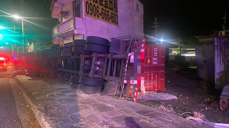 聯結車轉彎時翻覆衝向路旁，波及電線杆及檳榔攤的鐵皮屋。讀者提供