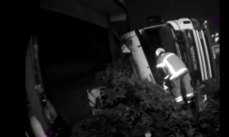 消防人員利用破壞器材敲破車窗，救出受困在駕駛座的葉姓司機。讀者提供