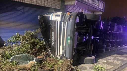 高雄聯結車轉彎翻車 砰!壓壞電杆與檳榔攤