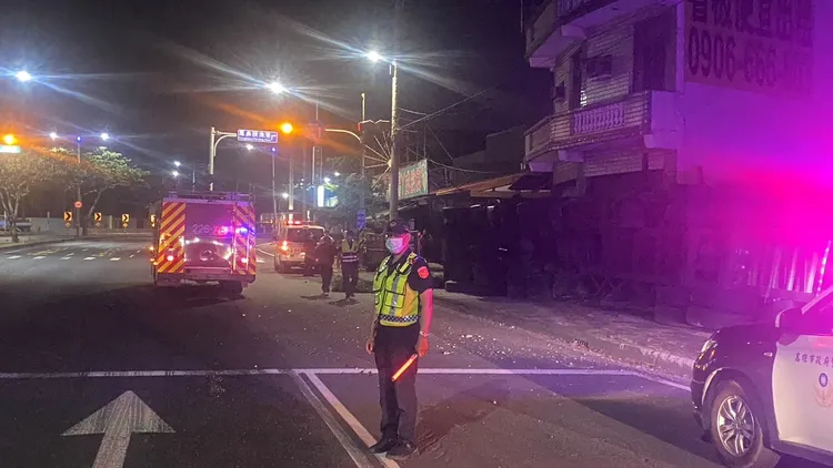 警方在車禍現場疏導交通。讀者提供