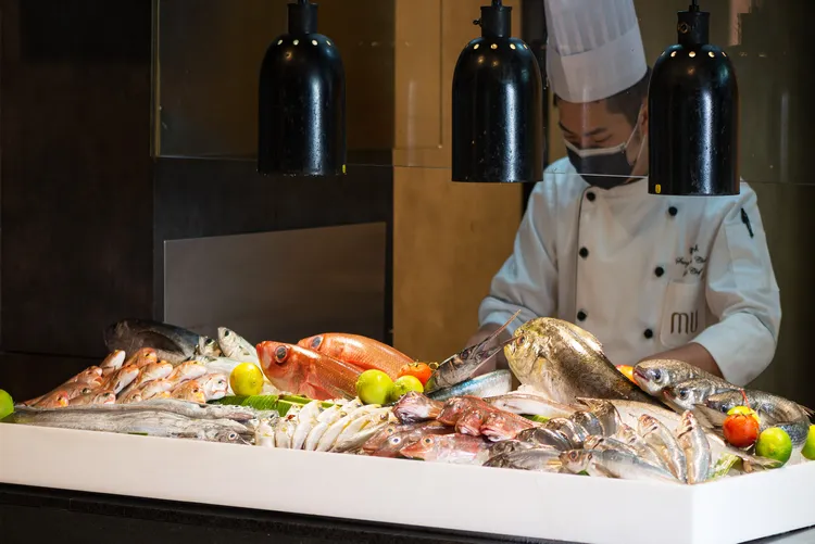 礁溪寒沐酒店MU TABLE自助餐廳海鮮台。業者提供