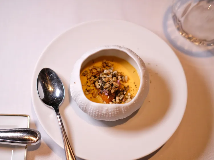 「海膽蒸蛋/米舒芙蕾/芝麻/海苔」選用了大量的海膽加上蛋做成濃馥香滑的蒸蛋，佐配法國米舒芙蕾(Riz soufflé)。業者提供