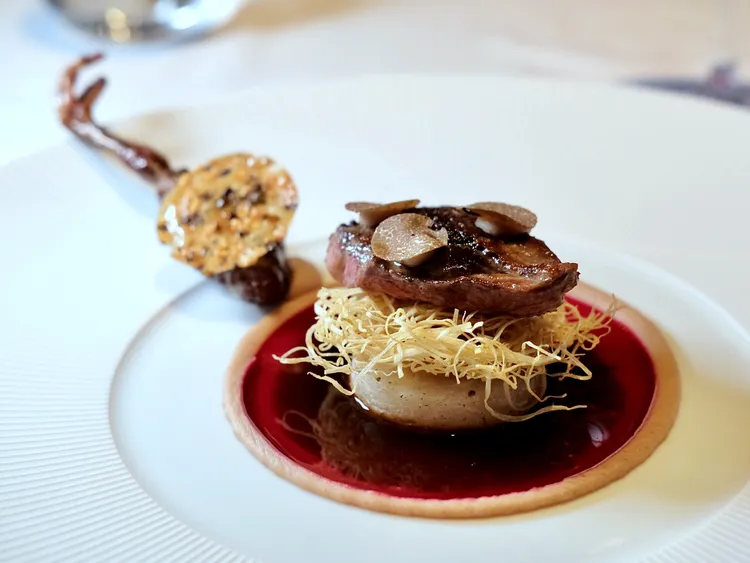 主菜「龍眼木烤乳鴿/大頭菜/草莓甜菜汁/栗子泥/黑松露/杏仁咖啡糖片」嘗得到兩個部位的乳鴿，以清新、香甜風味個別呈現。葉盛耀攝