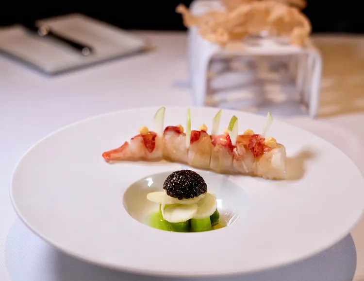 「龍蝦/魚子醬/青蘋果/蘆筍/龍蝦美乃滋/炸龍蝦脆餅」將加拿大龍蝦徹底用盡，有脆彈甜美蝦肉、龍蝦清凍，還有蝦殼熬湯與米做成的脆片。葉盛耀攝
