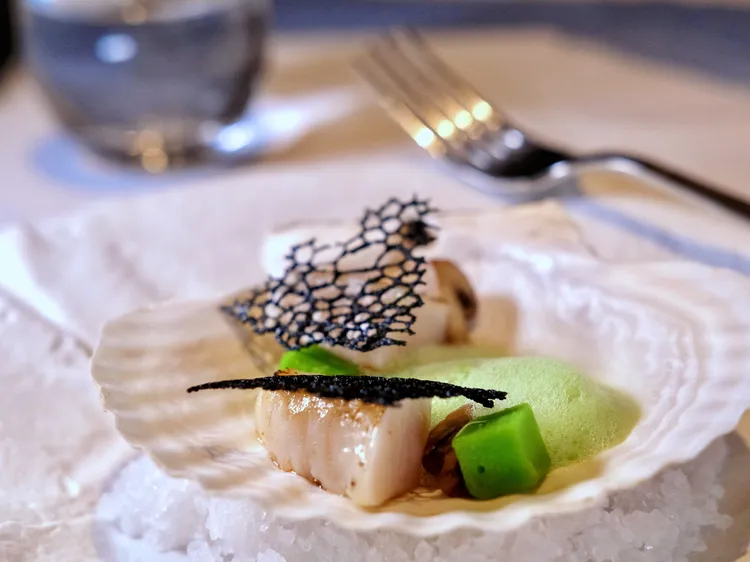 「煎干貝/青豆凍/洋菇/菠菜/黑網片/豌豆米/發酵豆莢泡泡」同樣有香甜干貝佐焦化奶油，更有豌豆莢發酵後做成的微酸泡泡。葉盛耀攝
