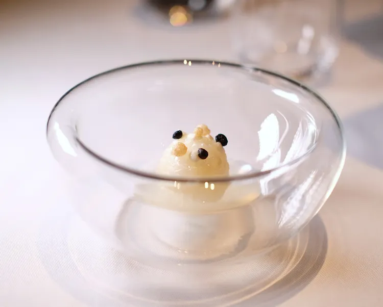 「澎湖軟絲米粒/炸酥球/起司醬/香茅油」裡的軟絲鮮美味更濃，搭佐上番茄清湯，果酸趁鮮甜海味。葉盛耀攝