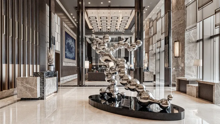 台北六福萬怡酒店如藝廊般的飯店空間，還可至周圍南港各登山步道散步，欣賞山色之餘享受都市中的寧靜。(六福旅遊集團提供