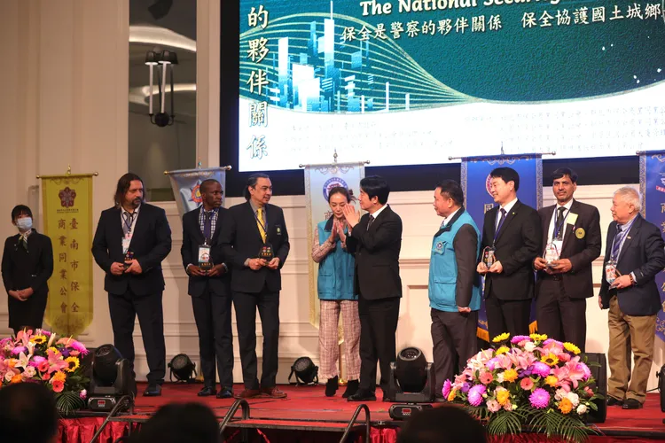 賴清德親頒公益感謝狀予各地方保全商業同業公會理事長。總統府提供