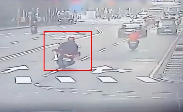 李睿麒騎車行經新站路時。翻攝畫面