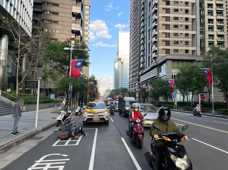 車禍事故現場。翻攝畫面