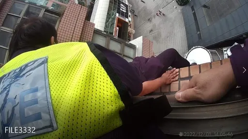 北市男欠高利貸無力償還 百貨大樓內欲輕生警速抵解危