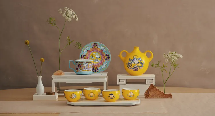 龍騰鳳祥滿月壺茶具組，售價6800元；心花努放點心杯盤組，售價1280元。2023/1/5上市，可不可熟成紅茶業者提供