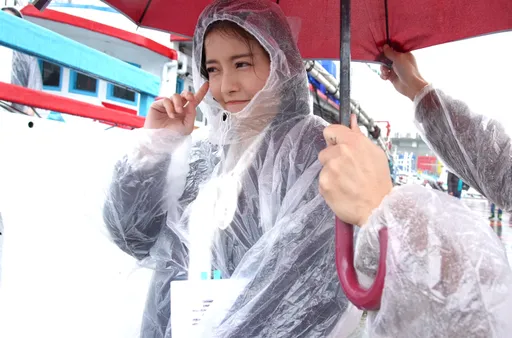 王乐妍寒流刺骨大雨毁妆发 张雁名怨「要帅真的很难」