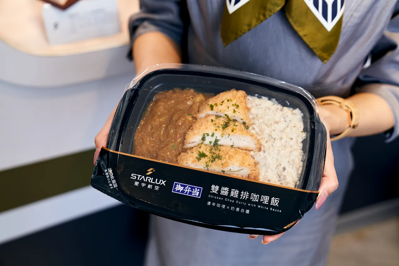 「雙醬雞排咖哩飯」採用最新流行「雙醬」吃法,選用日本咖哩第一大品牌「HOUSE咖哩醬」。星宇航空提供