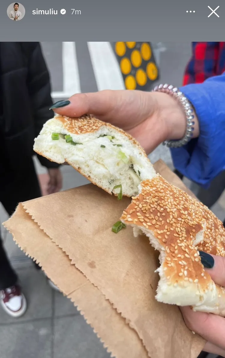 劉思慕抵達台灣，曬出台灣小吃蔥餅。翻攝自劉思慕IG