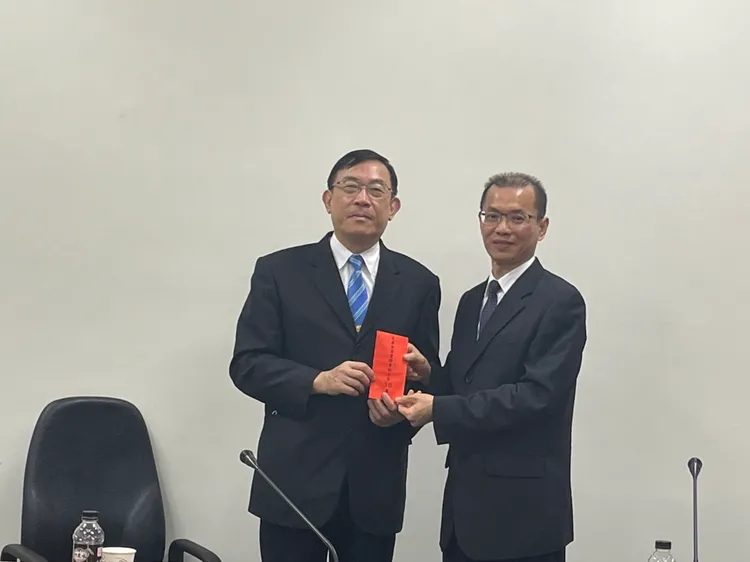 檢察總長邢泰釗（左）2度到苗栗地檢署，頒發共60萬的業務費鼓勵基層檢察官。苗栗地檢署提供