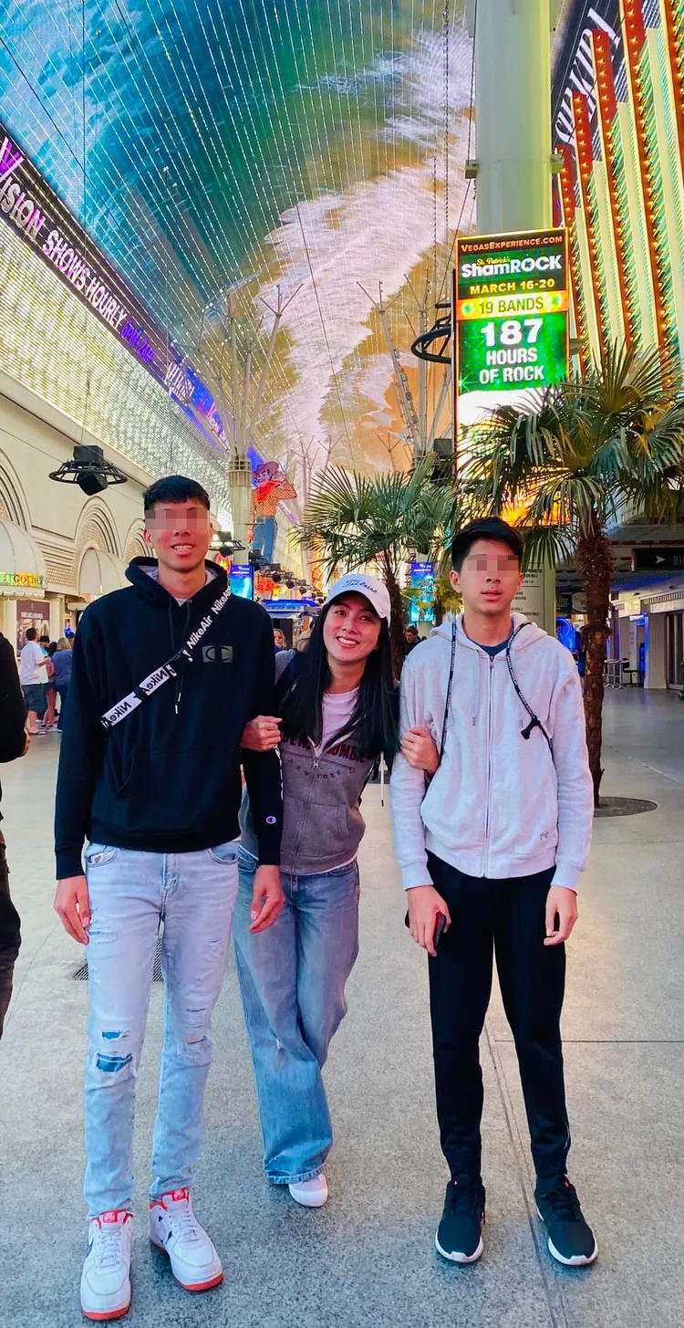 身高173公分的錢韋杉夾在兩個兒子中間，也能一嘗當小個子的滋味。翻攝錢韋杉臉書