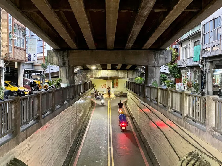 有網友趣喻如同通往異世界的通道。取自臉書《台南式》