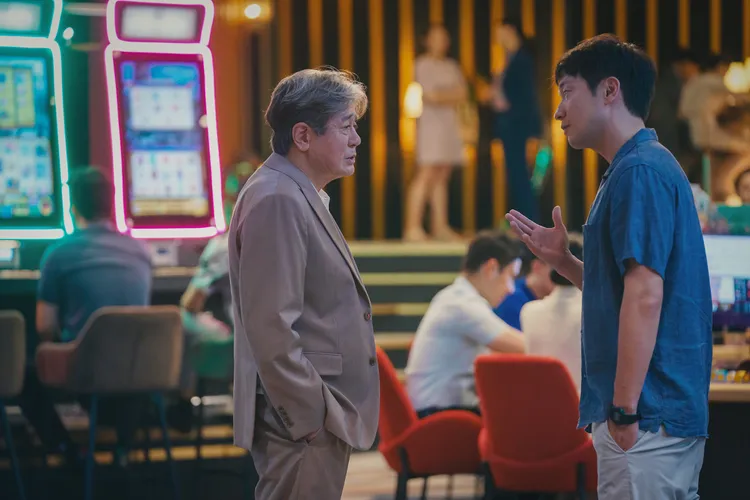 崔岷植（左）《地下菁英》變身賭王，被孫錫求追擊。Disney+提供