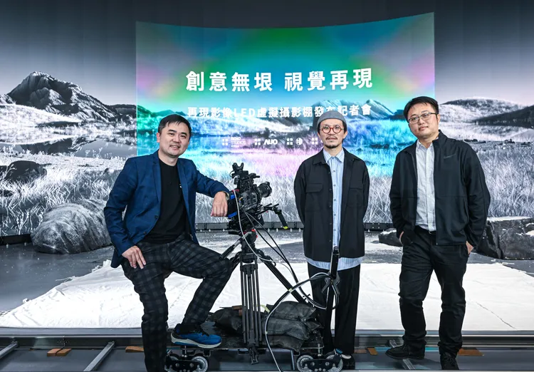 再現影像紀柏舟導演（左起）、特效總監郭憲聰、黃棨雋營運總監與友達光電聯手打造一座180度沉浸式半圓弧LED虛擬攝影棚。再現影像提供