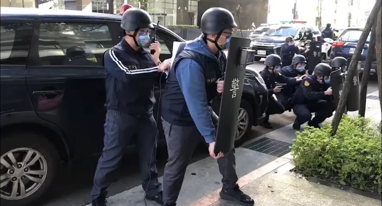 警方實施攔截圍捕。翻攝畫面