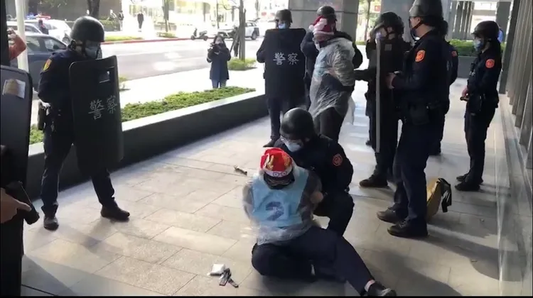 警方逮捕搶劫的嫌犯。翻攝畫面