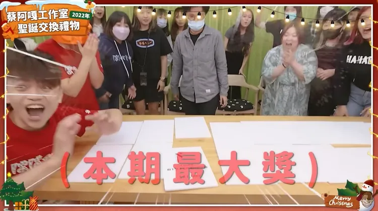 網紅蔡阿嘎日前舉辦交換禮物活動，有人抱回最大獎，價值47,000元的千山淨水廚下型冰溫熱觸控飲水機。翻攝《蔡阿嘎》的YouTube頻道