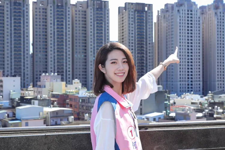 酷似韓團miss A成員秀智的何芝寧，在這次選舉中屢屢和「永和IU」陳紫渝相提並論，更有不少粉絲在兩人之間難以抉擇。翻攝自埔頂里何芝寧臉書