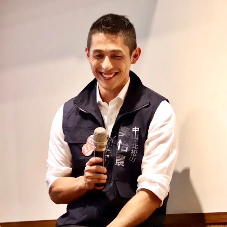 2020年台灣政壇出現「雙帥對決」，民進黨籍的吳怡農挾帶壯碩身材和硬挺帥氣的外貌，成功擄獲不少「農夫、農婦」。翻攝自吳怡農臉書