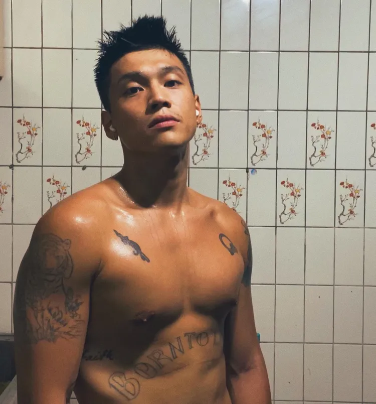 李宜柏曾被譽為「最帥里長」，穿衣顯瘦，脫衣有肉的好身材更讓不少粉絲表示「暈了」。翻攝自李宜柏臉書