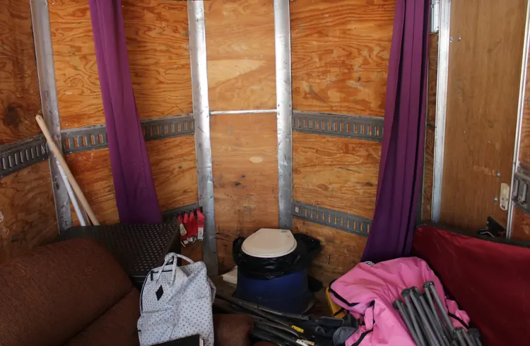 警方在公路攔下貝特曼的拖車，發現車內情況簡陋。法庭照片
