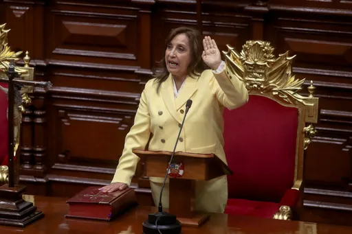 秘魯總統企圖解散國會遭罷免 副總統宣誓成為首位女總統