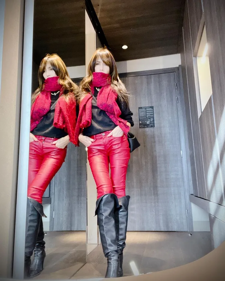 工藤靜香戲稱腳下的美國時裝RALPH LAUREN皮長靴已被她穿壞。翻攝kudo_shizuka IG