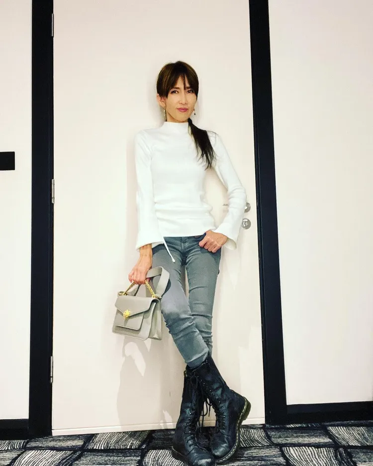 工藤靜香是寶格麗粉絲，經常把寶格麗包款、珠寶或腕錶融入搭配，包款約9萬6700元。翻攝kudo_shizuka IG