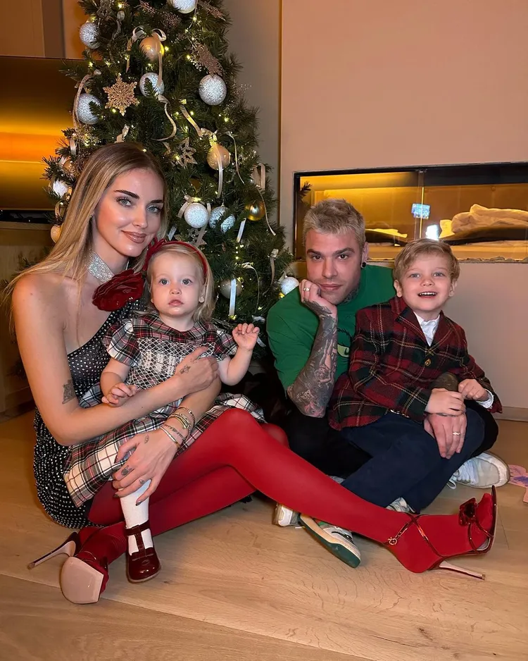 Chiara（左）在聖誕節家族聚餐時選穿的薄紗透視裝，被不少網友批評不合時宜。翻攝chiaraferragni IG