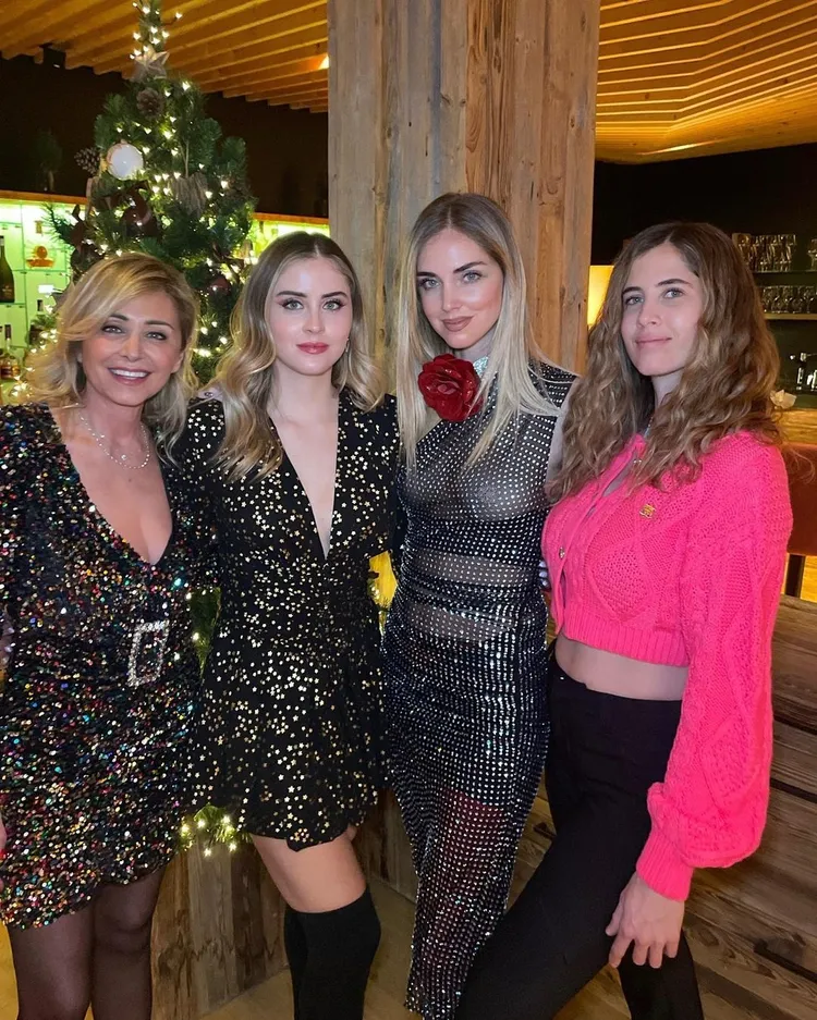 Ferragni（右2）一家人都擁有火辣身材，Chiara的姊妹和媽媽穿著也都十分性感。翻攝chiaraferragni IG