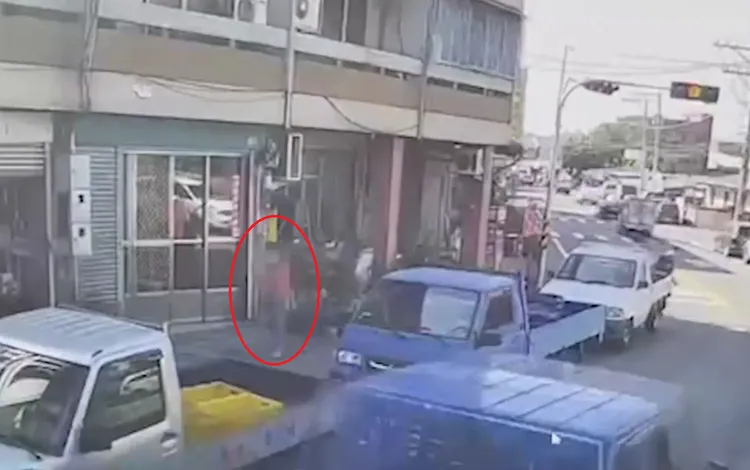 越南籍詐欺集團車手（紅圈處）步行前往提款。警方提供