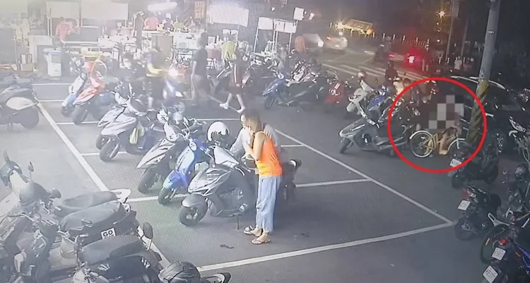 越籍車手（紅圈處）騎自行車出現。警方提供