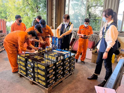 申报「家具」用卫生纸掩护 高雄起8货柜走私啤酒60万罐