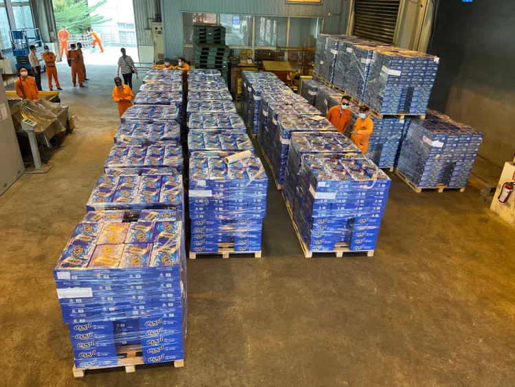 高雄查獲8貨櫃走私啤酒逾60萬罐，市價逾3000萬元。高市府提供