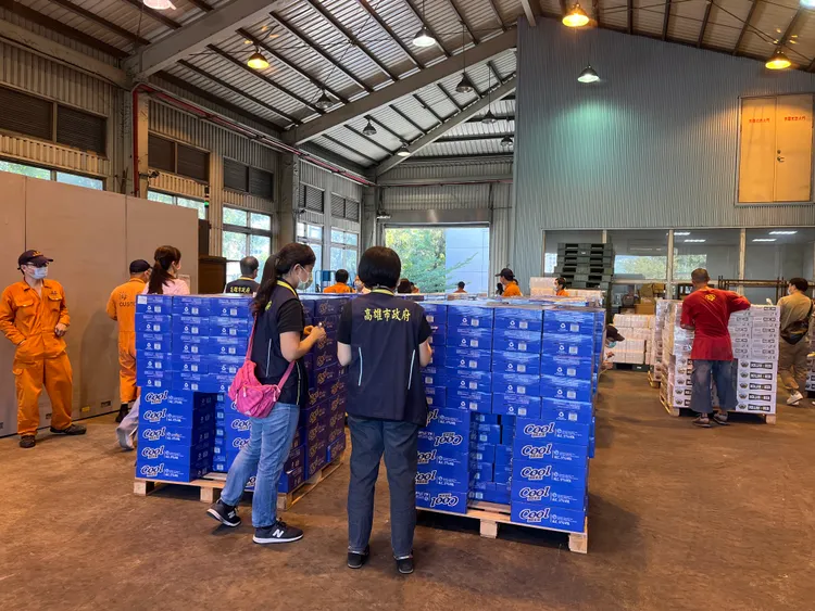 高雄查獲8貨櫃走私啤酒逾60萬罐，市價逾3000萬元。高市府提供