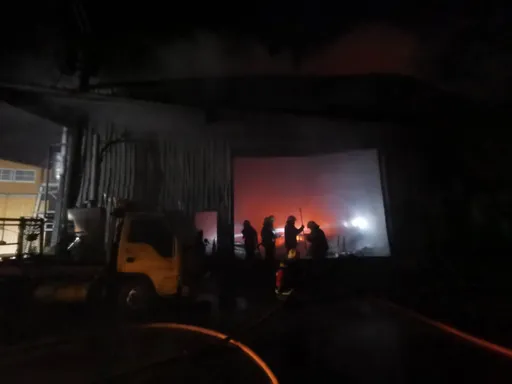 轟！新北八里大火一警消灼傷　存放大量易燃物連燒5間工廠