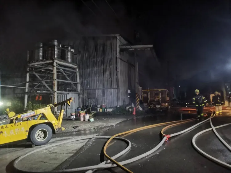 消防局出動56各式救災車到場灌救。翻攝畫面