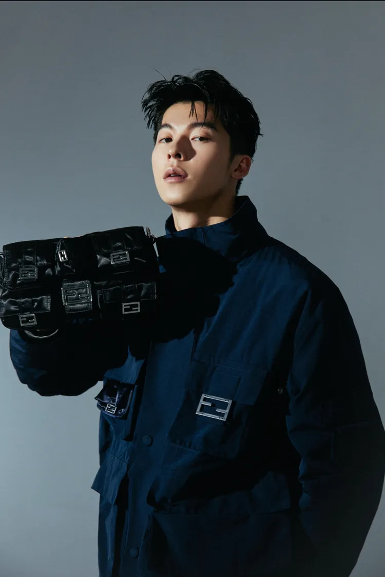 許光漢穿上FENDI ROMA 系列新裝的帥照，魅力十足的表情，勾起不少粉絲「想犯罪」的遐想。品牌提供