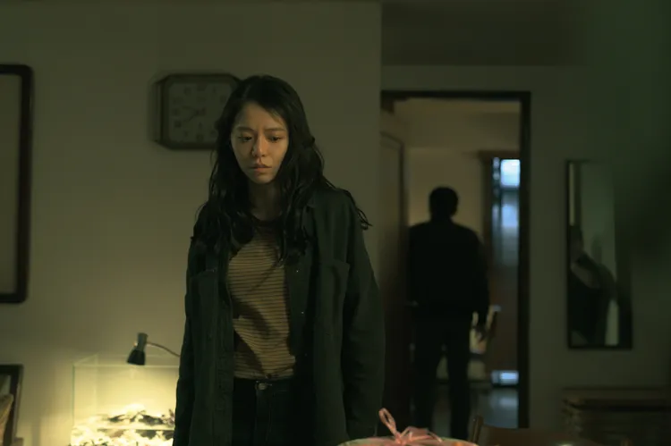 宋芸樺一人分飾兩角。Disney+提供