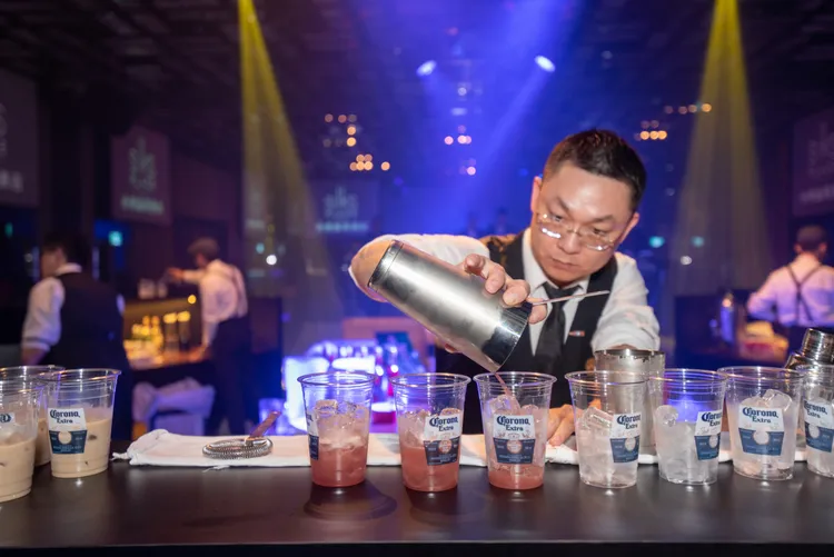 台南晶英霸道趴貼心規劃VIP包廂，調酒飲品無限暢飲、品嘗主廚私房餐點等尊榮禮遇，12月18日前購買，10人包廂優惠價只要27000元。 