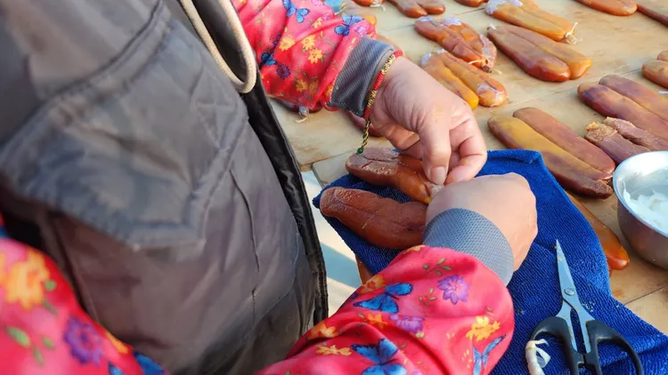 老師傅經驗豐富，功夫老道填補烏魚子破損外膜。魏嘉良攝