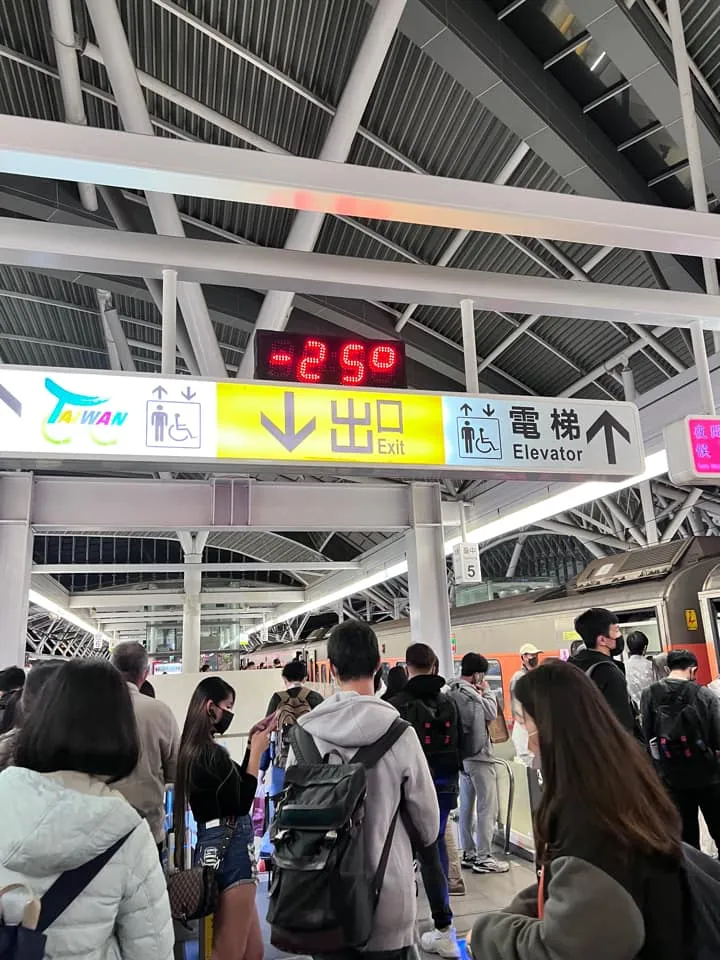 有網友貼出台中火車站照片對比：「台中火車站-25度你敢信」。翻攝自臉書《路上觀察學院》